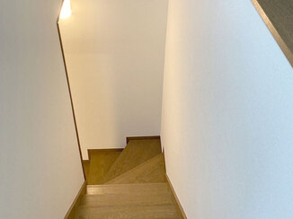 内装リフォーム 白色クロスになり、一気に明るくなった階段の壁
