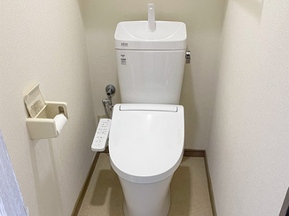 トイレリフォーム 内装もあわせて一新した、清潔感のあるトイレ