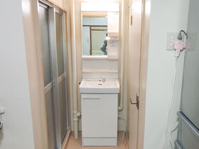 小工事狭めの空間でも設置できる収納付き洗面台