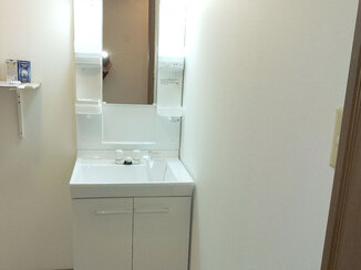 洗面リフォーム 床もしっかり補強された、明るくキレイな洗面所