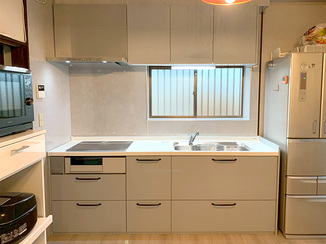 キッチンリフォーム 統一感のあるデザインとマグネットパネルで快適なキッチン