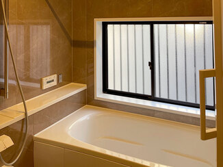 バスルームリフォーム 段差解消で安全に、お洒落な雰囲気のバスルーム