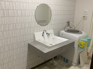 洗面リフォーム モダンデザインで印象を一新した、カウンタータイプの洗面化粧台