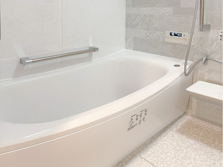 バスルームリフォーム 床が柔らかく掃除もしやすい理想のバスルーム