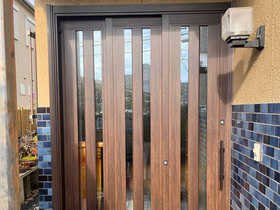 玄関ドアリフォームデザイン性と使いやすさを両立した3枚引き戸の玄関ドア