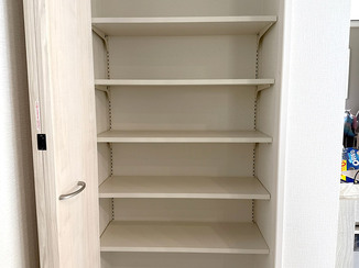 小工事 ストック品を整理しやすいパントリー収納へ