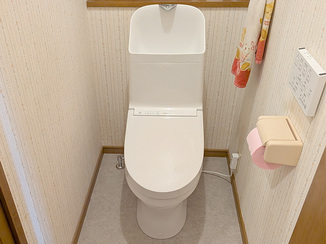 トイレリフォーム 床をクッションフロアにしてお手入れしやすくなったトイレ